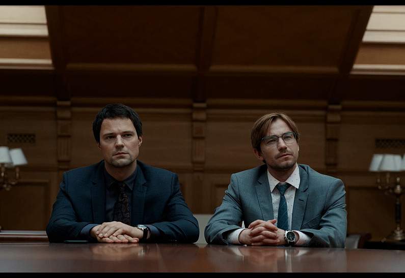 Александр Петров и Данила Козловский в первом трейлере совместного сериала «Надвое». Видео!