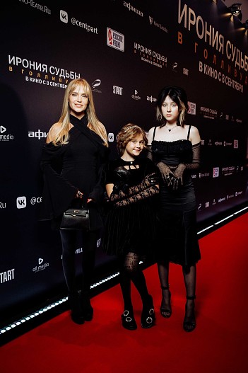 Наталья Чистякова-Ионова (Глюк`oZa) с дочерьми Верой и Лидой
