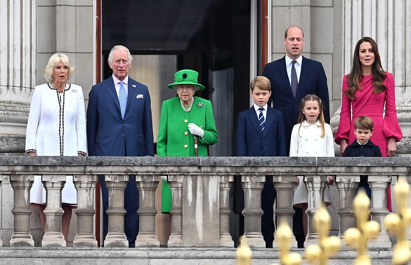 Герцогиня Камилла, принц Чарльз, королева Елизавета II, принц Уильям и Кейт Миддлтон с детьми