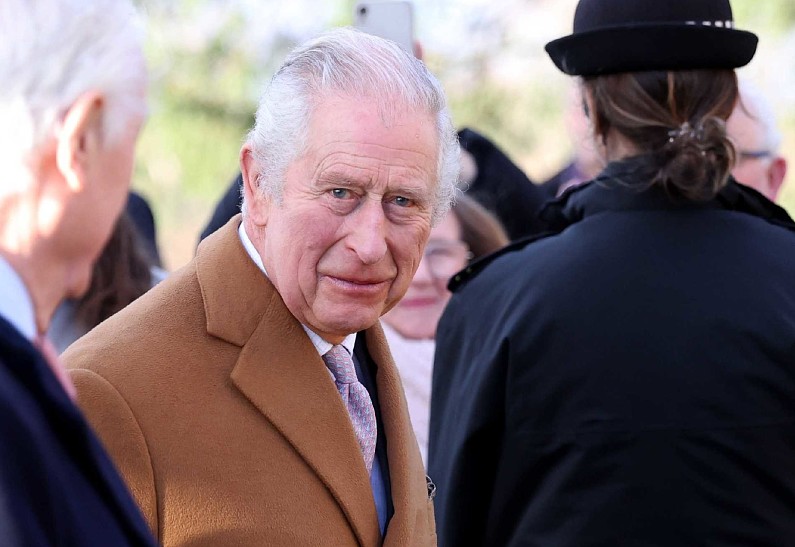 Карл III выполнял полуобнаженные стойки на голове, чтобы справиться с хронической болью от старых травм