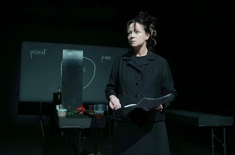 Евгения Добровольская в спектакле «Космос»