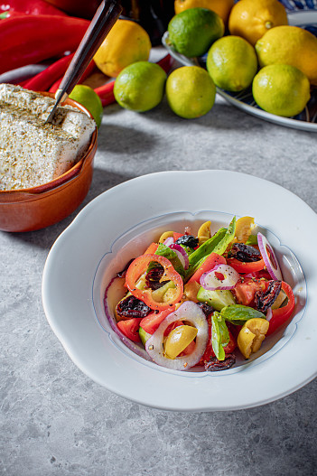 Греческий салат с карамелизованными оливками