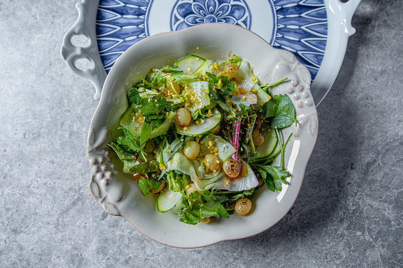 Зеленый салат с печеным виноградом