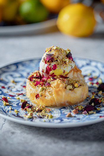 Бугаца с розой и фисташкой