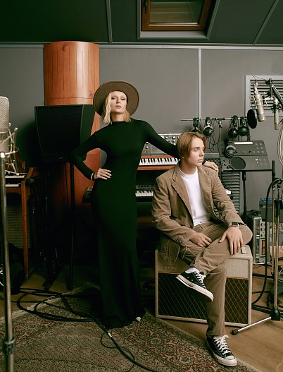 На Полине: платье IONIKA (PETROVKA’15), шляпа COCOSHNICK HEADDRESS (PETROVKA’15), ботильоны LE SILLA (NO ONE), браслеты, кольца — всё MERCURY. На Андрее: пиджак, брюки — всё WINDSOR. Футб...