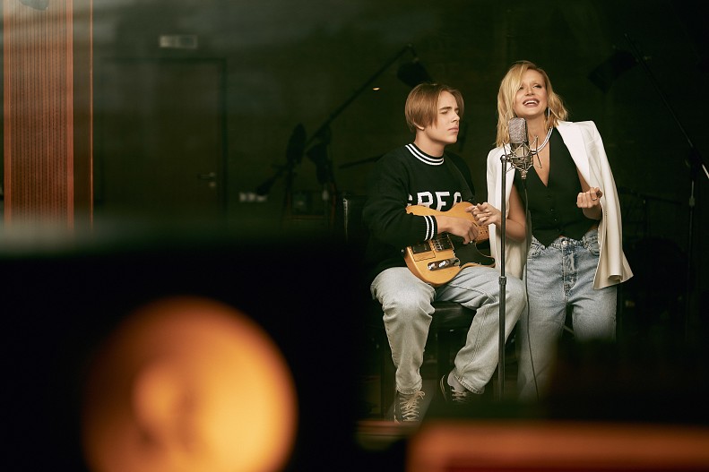 НА Полине: Жакет, Жилет, Джинсы — всё VASSA & CO., колье, серьги, кольца — всё MERCURY