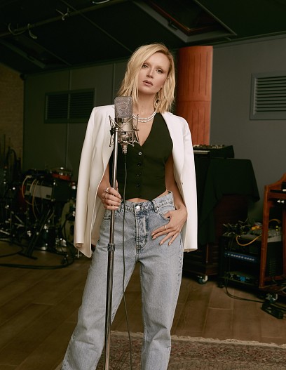 На Полине: жакет, жилет, джинсы — всё Vassa&Co. Колье, серьги, кольца — все Mercury