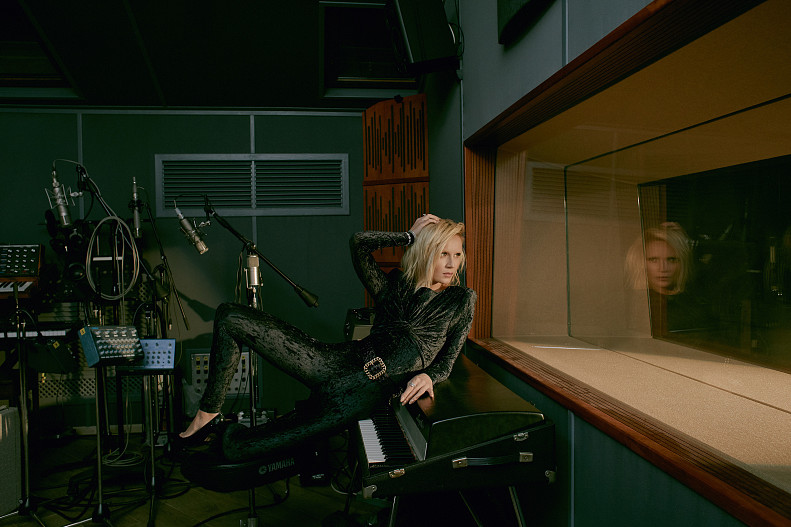 НА Полине: комбинезон, ремень, лодочки — всё SAINT LAURENT, браслеты, кольца — всё MERCURY