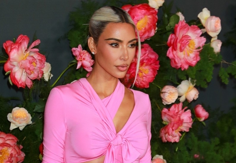 «Ненавидит красоток!»: как Ким Кардашьян относится к новой жене Канье Уэста? Рассказываем!