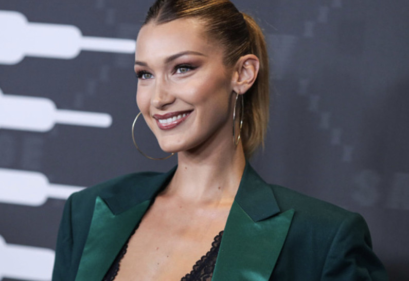 Белла Хадид вновь похвасталась безупречной фигурой в купальнике. Фото!