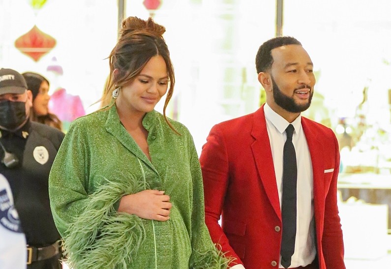 Крисси Тайген и Джон Ледженд поделились первым фото новорожденного ребенка и раскрыли имя