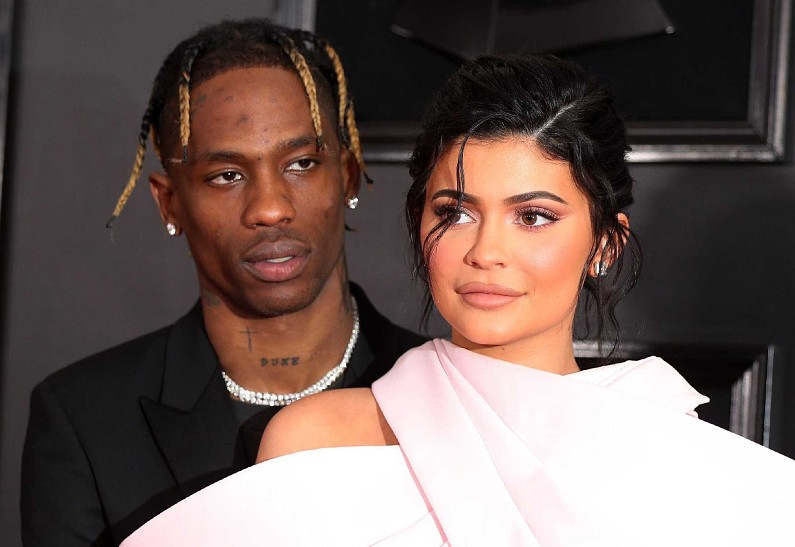 Кайли Дженнер и Трэвис Скотт наконец-то объявили имя сына и показали его лицо