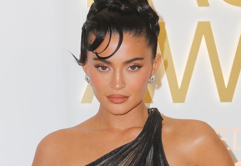 Кайли Дженнер раскрыла непристойное значение имени сына на арабском и рассмешила фанатов