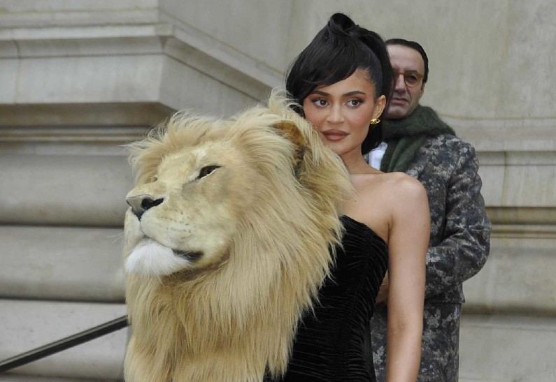 Кайли Дженнер раскритиковали за платье с головой льва на Неделе моды в Париже