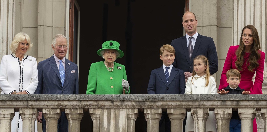 Принц Чарльз с супругой Камиллой, королева Елизавета II, принц Уильям и Кейт Миддлтон с детьми (2022 год)