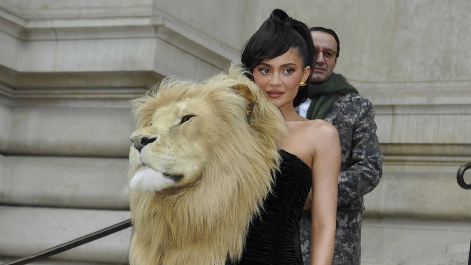 Кайли Дженнер раскритиковали за платье с головой льва на Неделе моды в Париже