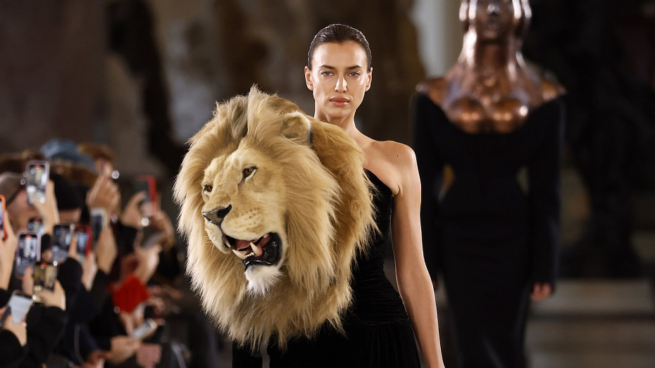 Ирина Шейк в «зверином» платье удивила защитников животных 
