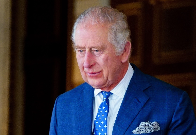 Жертва принца Эндрю планирует выпустить книгу перед коронацией короля Карла III