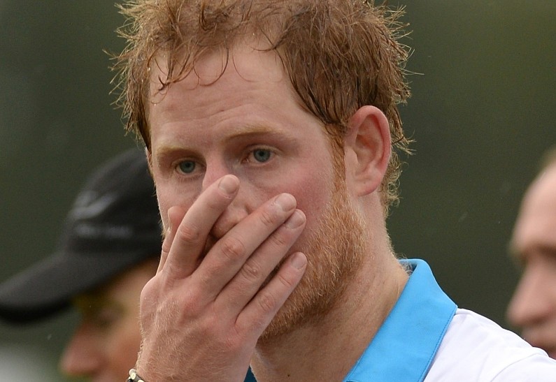 Пьяный принц Гарри упал в будку часового, включил сигнализацию и перепугал весь дворец