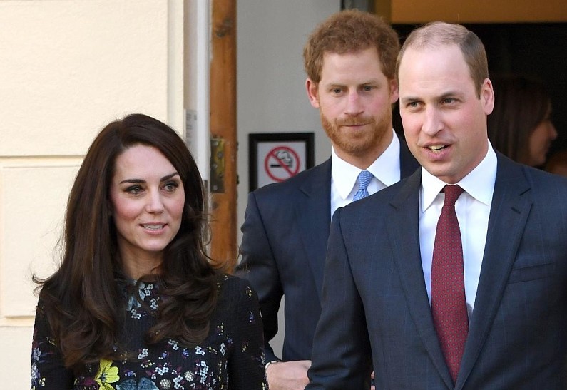 Принц Гарри обвинил принца Уильяма и Кейт Миддлтон в том, что они заставили его надеть нацистскую униформу