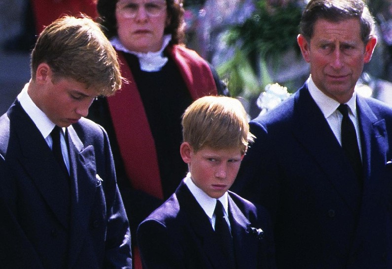 Принц Гарри эмоционально вспомнил день смерти принцессы Дианы и обвинил своего отца Карла III в черствости