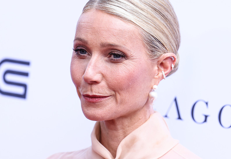 Гвинет Пэлтроу использует свой «Оскар» как... подпорку для двери!