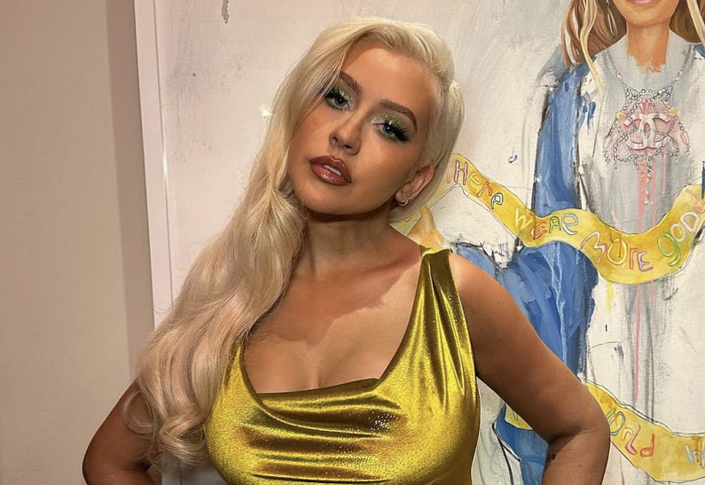 Кристина Агилера поделилась новыми снимками из пикантной фотосессии