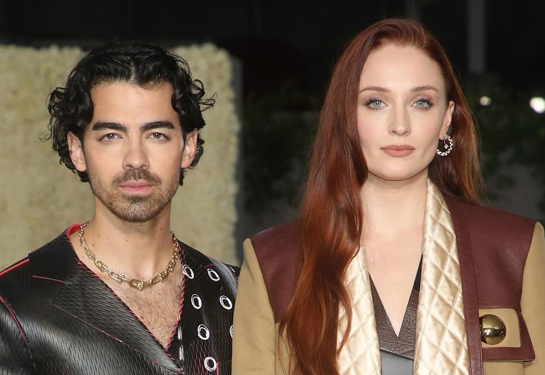 Джо Джонас и Софи Тернер пришли к соглашению, с кем будут жить дети после их развода