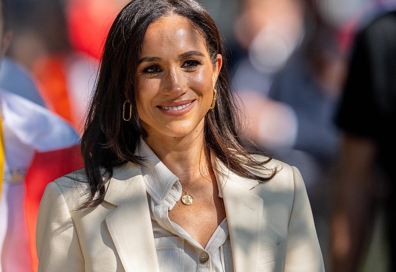 Меган Маркл в белоснежном костюме появилась на первом мероприятии фонда Archewell