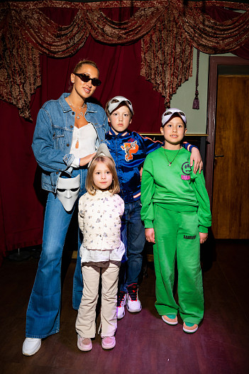 Алина Буре с детьми