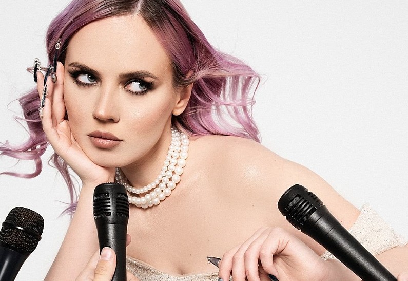 «Мне грустно на этой вечеринке»: певица ELLA представила новый трек