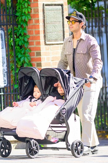 Джо Джонас с детьми