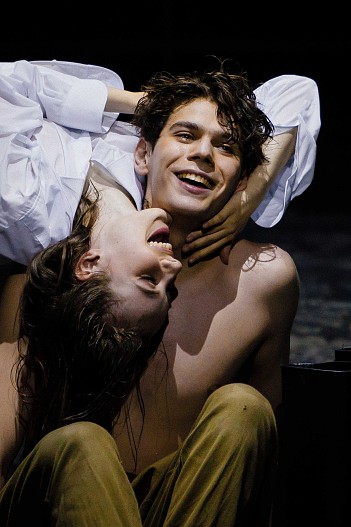 Спектакль «Генерал и его семья» Т. Кибирова: Лев — Эюб Фараджев, Аня — Полина Рафеева