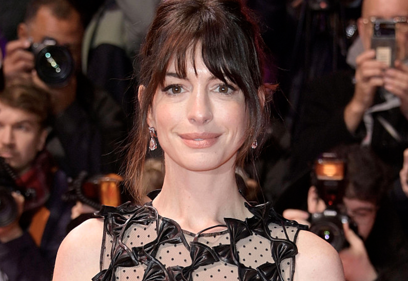 Теперь блондинка: Энн Хэтэуэй изменилась до неузнаваемости