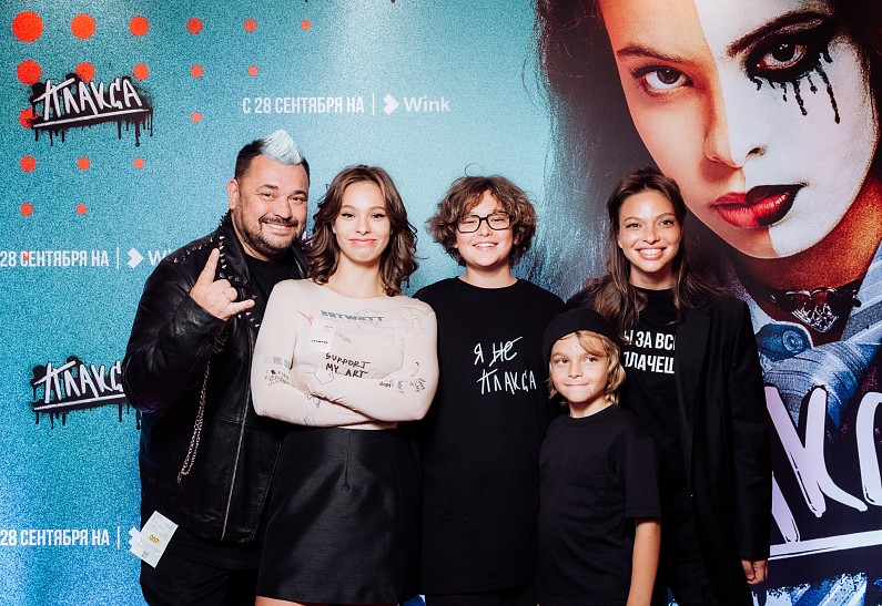Сергей Жуков и Регина Бурд поддержали дочь на премьере сериала «Плакса»