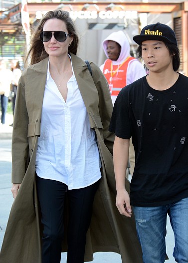 Анджелина Джоли с сыном Паксом