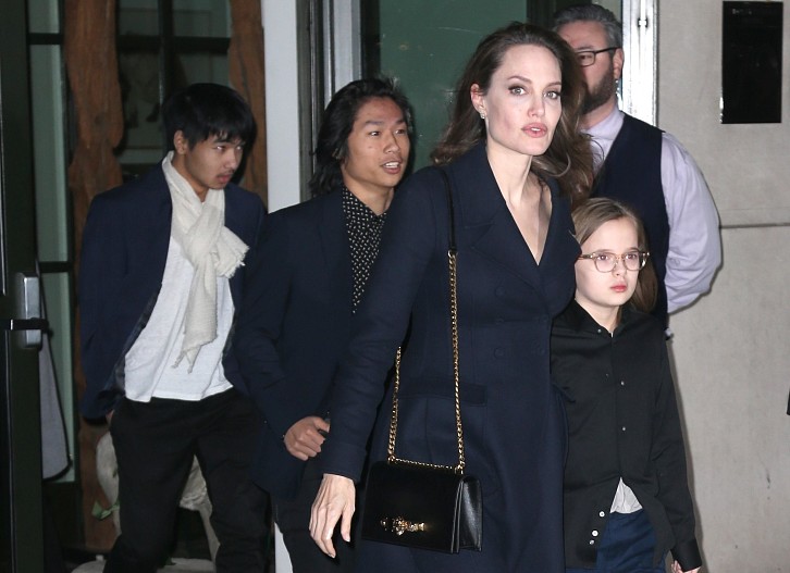 Анджелина Джоли с детьми