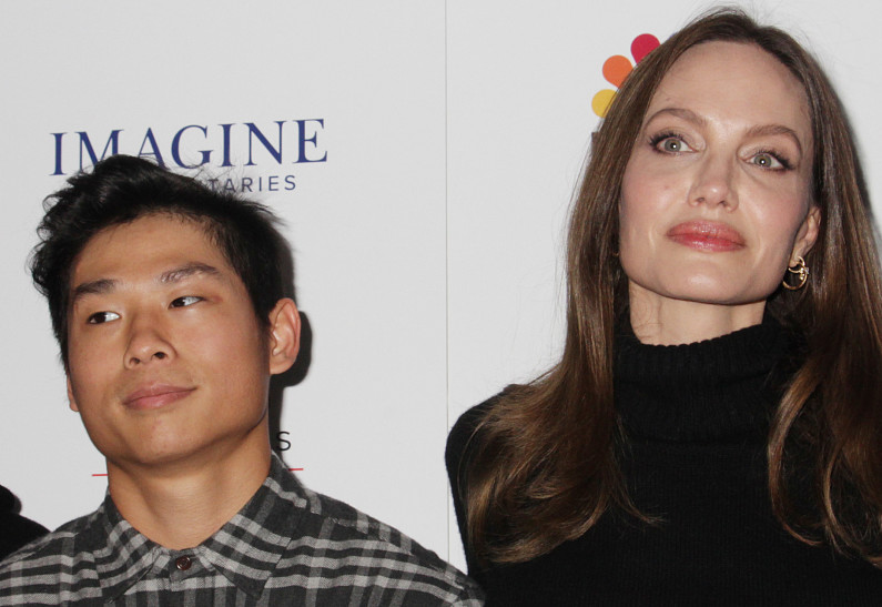 Сын Анджелины Джоли закрутил роман со звездой сериала «Американской истории ужасов»