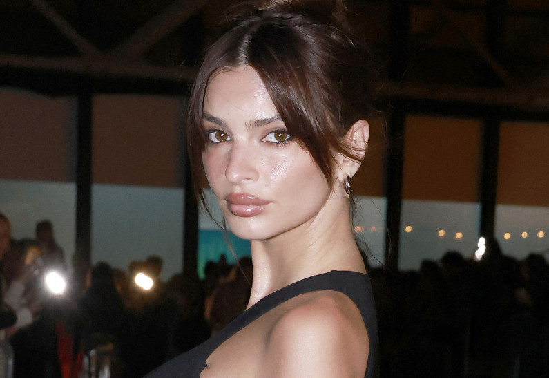 Эмили Ратаковски застали за поцелуями с новым бойрендом