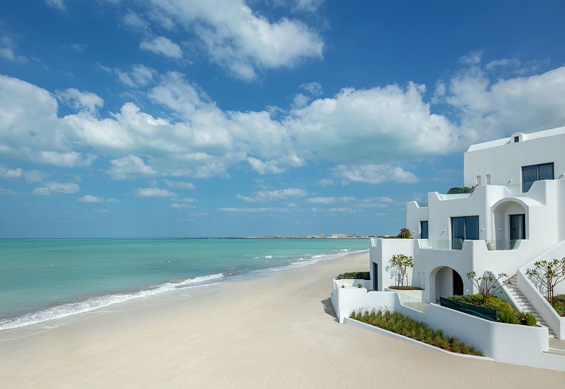 Anantara Santorini Abu Dhabi Retreat: открытие отеля, напоминающего греческий Санторини
