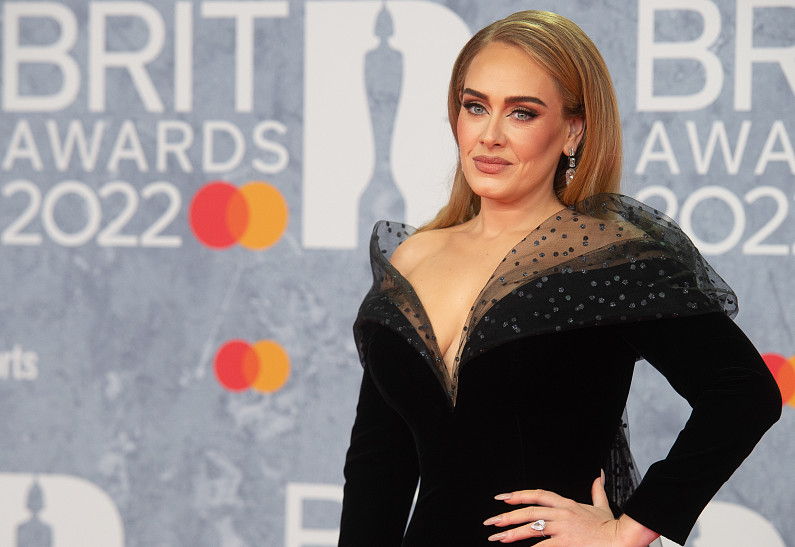 Адель расплакалась прямо во время шоу. Что случилось?