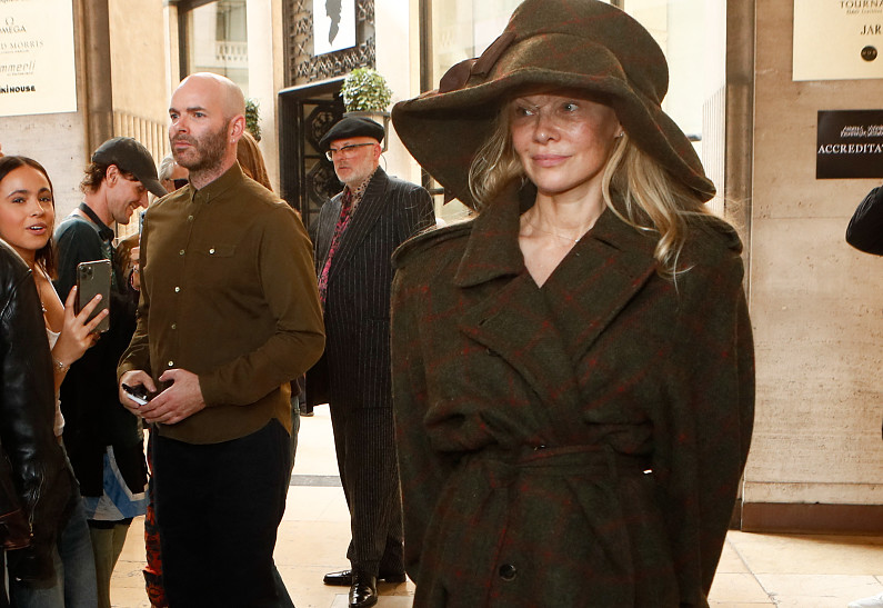 Памела Андерсон прокомментировала решение отказаться от макияжа на Неделе моды в Париже