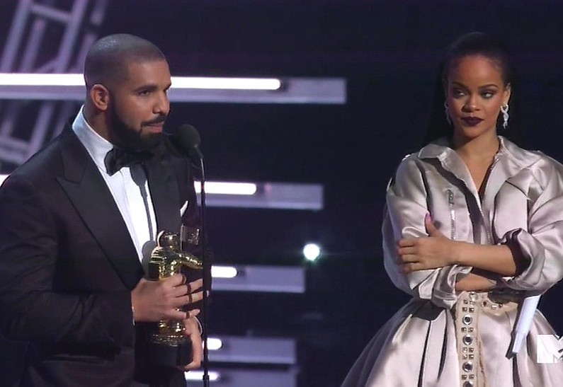 «Секс с тобой был средненький»: Дрейк унизил Рианну в новом треке?