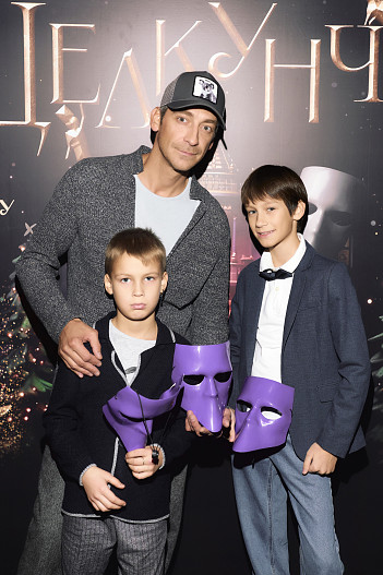 Артем Ткаченко с детьми