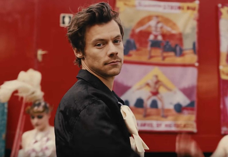 Гарри Стайлс появился с бритой головой на концерте U2 с подругой Тейлор Рассел