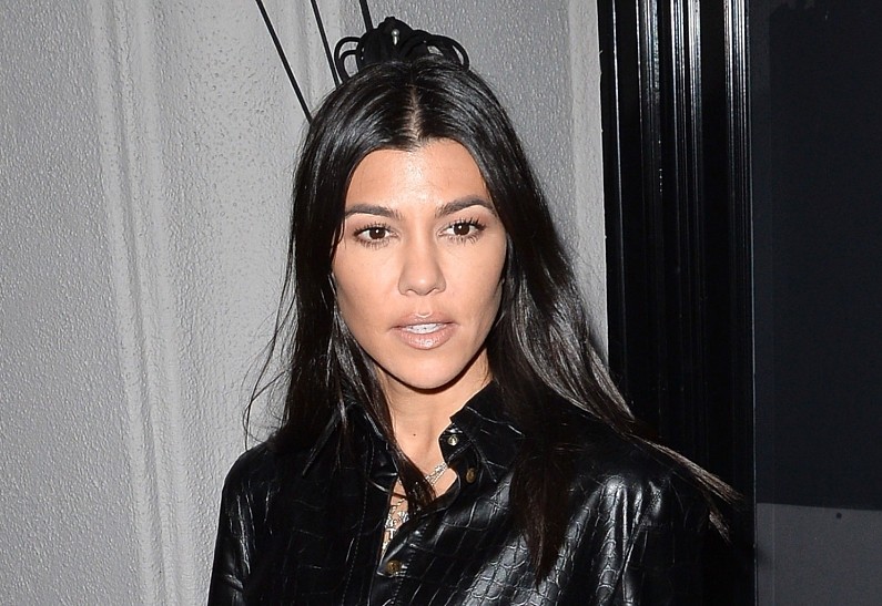 Почему Кортни Кардашьян до сих пор не представила семье новорожденного ребенка? Рассказываем!