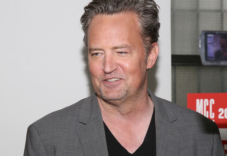 «Он бы не утонул просто так»: бывшая возлюбленная Мэттью Перри заявила, что в смерти актера замешаны запрещенные вещества