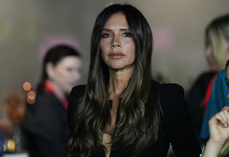 Виктория Бекхэм выпустила мерч со своим мемом «У моего папы был Rolls-Royce»