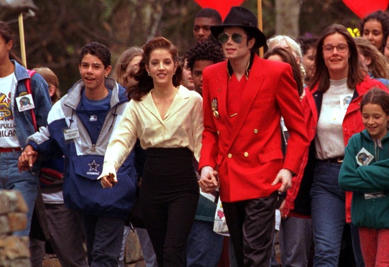 Майкл Джексон женился на дочери Присциллы Пресли из-за ее фамилии