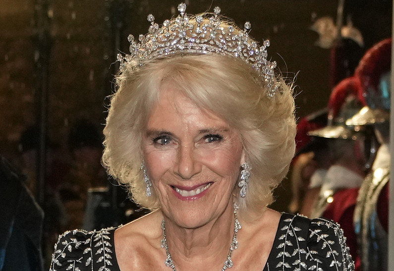 Дебют новой королевы: Камилла Паркер-Боулз вышла в свет в тиаре Елизаветы II